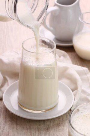 Téléchargez les photos : Verre de lait et de produits laitiers frais sur une table en bois - en image libre de droit