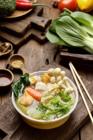 Téléchargez les photos : Nouilles alimentaires coréennes aux légumes et au tofu - en image libre de droit