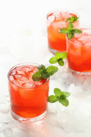 Téléchargez les photos : Cocktail aux fraises avec glace et menthe - en image libre de droit