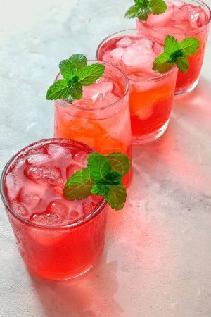 Téléchargez les photos : Verres de limonade fraise fraîche sur la table - en image libre de droit