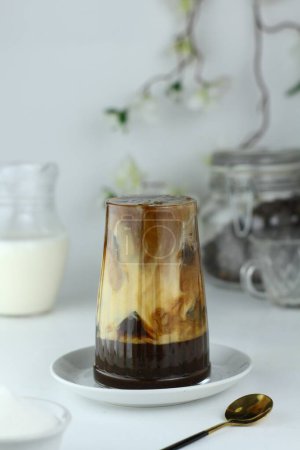 Téléchargez les photos : Café glacé dans un verre sur un fond en bois - en image libre de droit