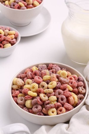 Téléchargez les photos : Céréales pour petit déjeuner et lait - en image libre de droit