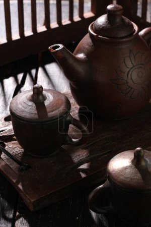 Téléchargez les photos : Théière et tasse de thé sur une table en bois - en image libre de droit