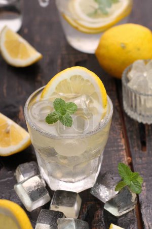 Téléchargez les photos : Limonade rafraîchissante au citron et à la glace - en image libre de droit