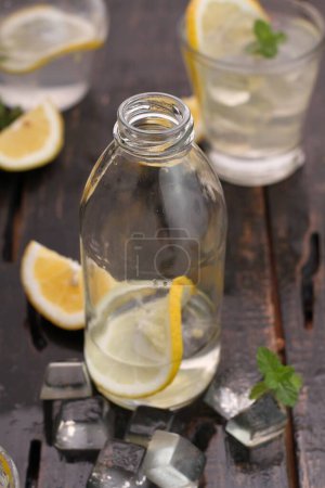 Téléchargez les photos : Citron et sel dans un bocal en verre sur une table - en image libre de droit