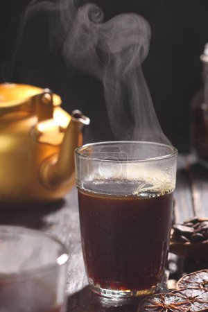 Foto de Taza de café con humo sobre fondo de madera - Imagen libre de derechos