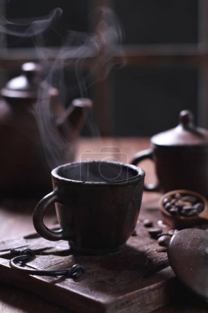 Téléchargez les photos : Tasse de café avec thé sur la table - en image libre de droit