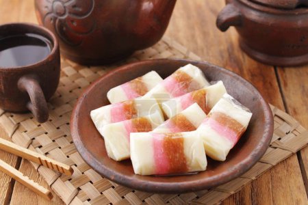 Foto de Dodol o jenang es un snack hecho de harina de arroz pegajosa, leche de coco y azúcar morena, a veces mezclado con frutas, como durian, soursop envuelto en hojas (maíz), papel, etc.. - Imagen libre de derechos
