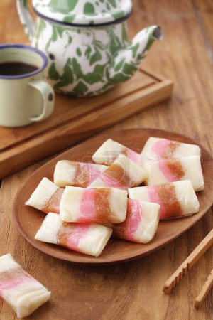 Foto de Dodol o jenang es un snack hecho de harina de arroz pegajosa, leche de coco y azúcar morena, a veces mezclado con frutas, como durian, soursop envuelto en hojas (maíz), papel, etc.. - Imagen libre de derechos
