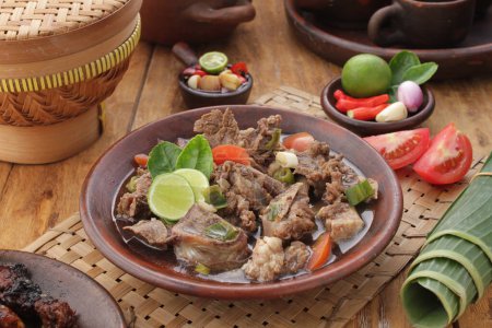 Foto de Satay de cabra servido con salsa de maní o salsa de soja con chalotas en rodajas, pepino y pimienta de cayena - Imagen libre de derechos
