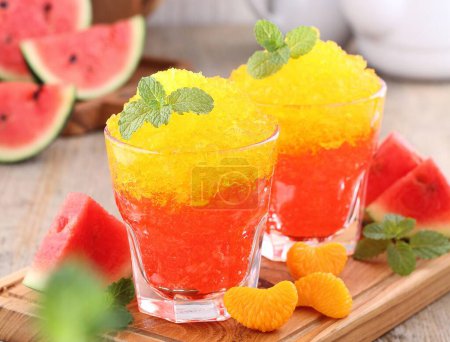 Téléchargez les photos : Cocktail de pastèque rafraîchissant dans des verres et des tranches de fruits sur la table - en image libre de droit