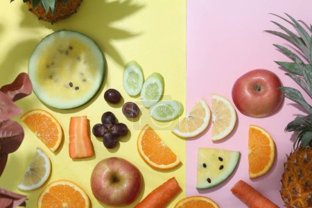 Téléchargez les photos : Plat laïc composition avec des fruits et légumes frais mûrs sur fond de couleur. aliments sains - en image libre de droit