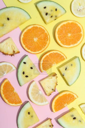 Téléchargez les photos : Fruits frais sur fond jaune. aliments sains - en image libre de droit