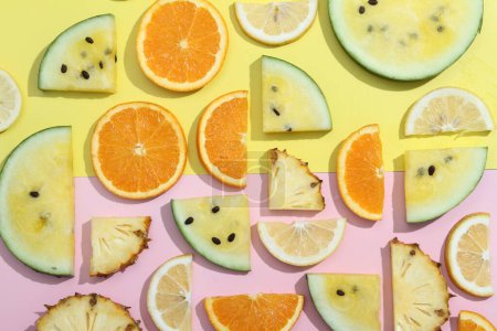 Téléchargez les photos : Composition à partir de différents fruits et baies sur fond de papier jaune. été, couchage plat. - en image libre de droit