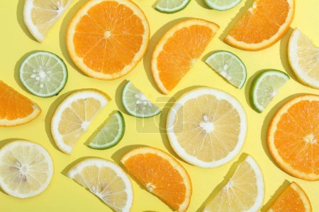 Téléchargez les photos : Agrumes. orange, citron, citron vert et pamplemousse sur fond blanc. vue de dessus. pose plate - en image libre de droit
