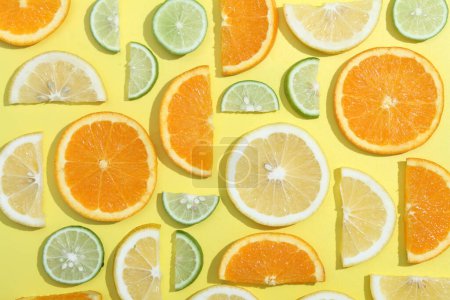 Téléchargez les photos : Tranches d'orange frais sur fond de couleur - en image libre de droit