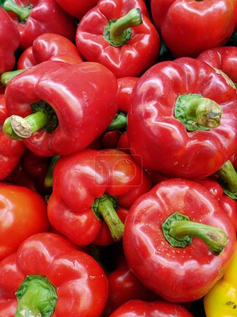 Téléchargez les photos : Poivron rouge frais dans un marché - en image libre de droit
