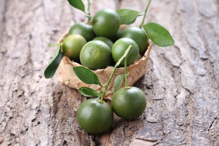Téléchargez les photos : Fruits de longan sur fond bois - en image libre de droit