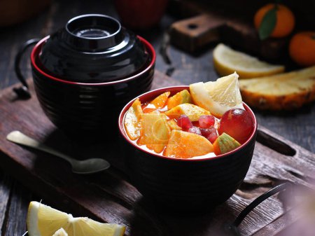 Foto de Alimentos indonesios, fruta fresca en escabeche con salsa hecha de jugo de limón, chiles y otras especias - Imagen libre de derechos