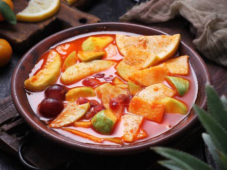 Téléchargez les photos : Nourriture indonésienne, fruits frais marinés avec sauce à base de jus de citron, piments et autres épices - en image libre de droit