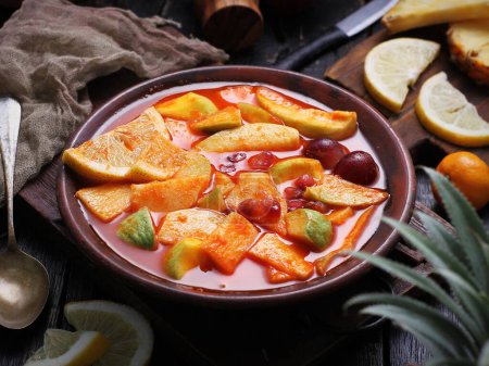 Téléchargez les photos : Nourriture indonésienne, fruits frais marinés avec sauce à base de jus de citron, piments et autres épices - en image libre de droit