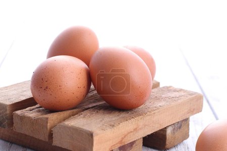 Foto de Huevos sobre el fondo de madera - Imagen libre de derechos