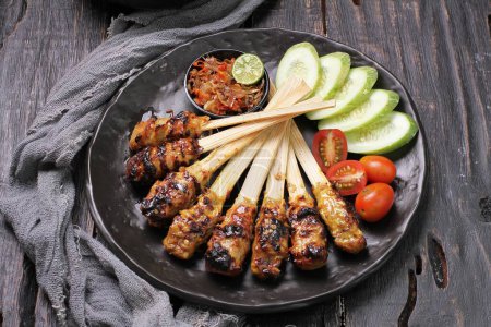 Téléchargez les photos : Kebab de poulet sur brochettes aux légumes - en image libre de droit
