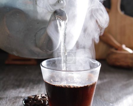 Foto de Granos de café con taza de café en la mesa - Imagen libre de derechos