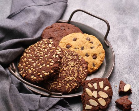 Téléchargez les photos : Pépites de chocolat et noix avec biscuits - en image libre de droit