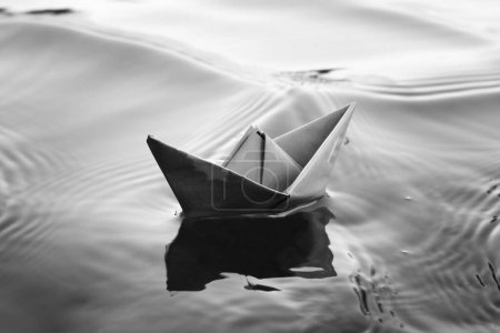 Téléchargez les photos : Image en noir et blanc d'un bateau - en image libre de droit