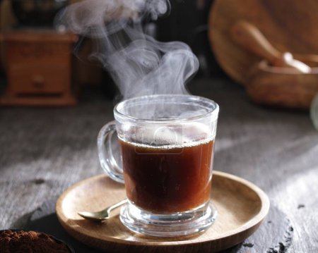Téléchargez les photos : Tasse à café avec boisson chaude sur table en bois. matin - en image libre de droit