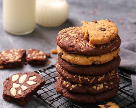 Téléchargez les photos : Pile de délicieux biscuits sur table en bois - en image libre de droit