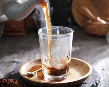 Téléchargez les photos : Verre de café avec glace sur table en bois - en image libre de droit