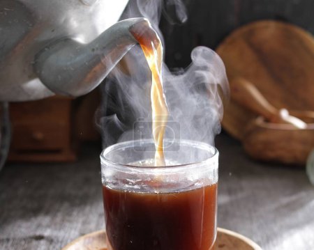 Foto de Taza de café con granos de café negro y humo - Imagen libre de derechos