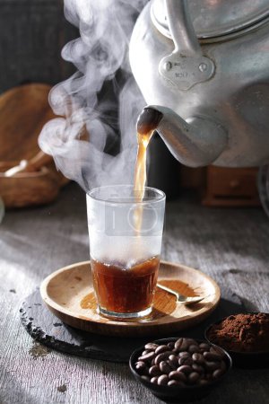 Téléchargez les photos : Tasse de thé avec vapeur et café sur la table - en image libre de droit