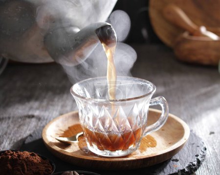 Téléchargez les photos : Tasse de thé chaud avec théière - en image libre de droit