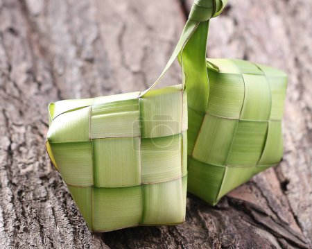 Téléchargez les photos : Riz collant thai, feuille de banane, feuilles de banane thai sur planche de bois - en image libre de droit