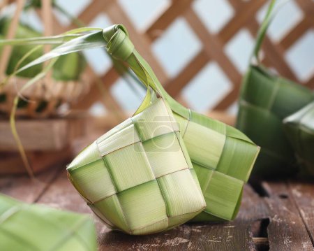Téléchargez les photos : Riz de riz avec feuille de bambou et feuille verte - en image libre de droit
