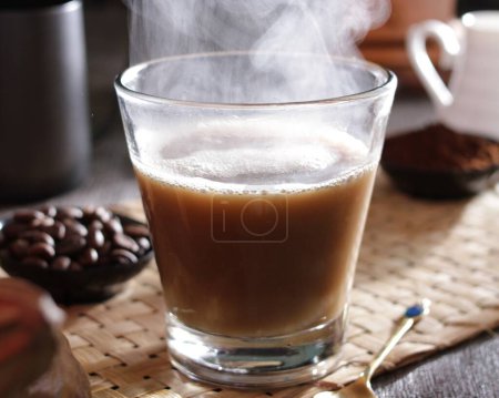Téléchargez les photos : Tasse de café avec glaçons et boisson chaude - en image libre de droit