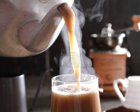 Foto de Taza de café, granos de café y leche - Imagen libre de derechos