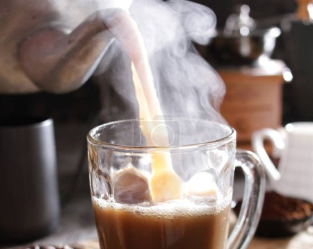 Foto de Café caliente con espuma en una taza - Imagen libre de derechos
