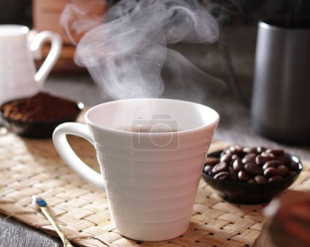 Foto de Taza de café y chocolate caliente sobre fondo de madera - Imagen libre de derechos