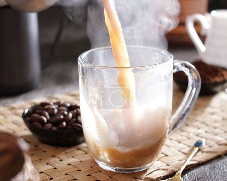 Téléchargez les photos : Café glacé au lait. café au lait. grains de café. - en image libre de droit