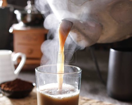 Téléchargez les photos : Verser le café le matin - en image libre de droit