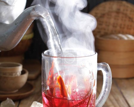 Téléchargez les photos : Boisson thé dans une tasse en verre - en image libre de droit