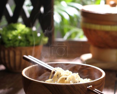 Foto de Sopa de fideos con fideos y sopa de pollo - Imagen libre de derechos