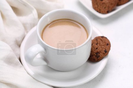 Téléchargez les photos : Une tasse de café avec des biscuits - en image libre de droit