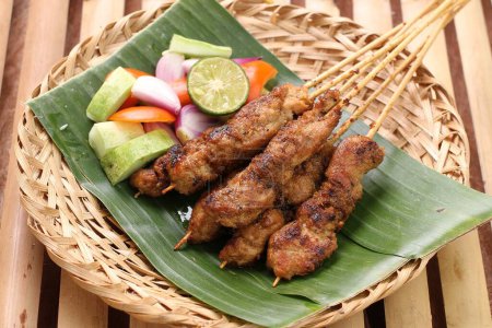 Téléchargez les photos : Satay de poulet au riz collant et salade - en image libre de droit