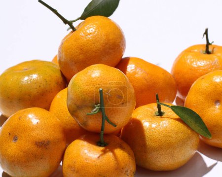 Téléchargez les photos : Mandarines fraîches sur la table - en image libre de droit