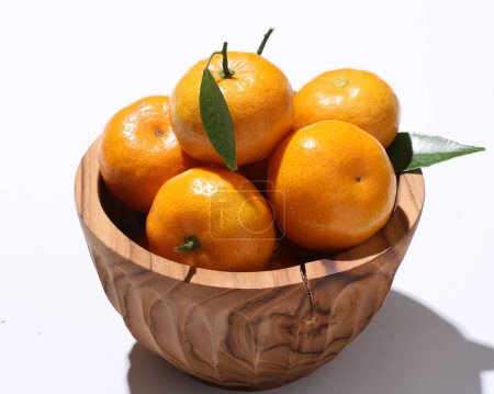 Téléchargez les photos : Fruits orange frais dans un bol sur fond blanc - en image libre de droit